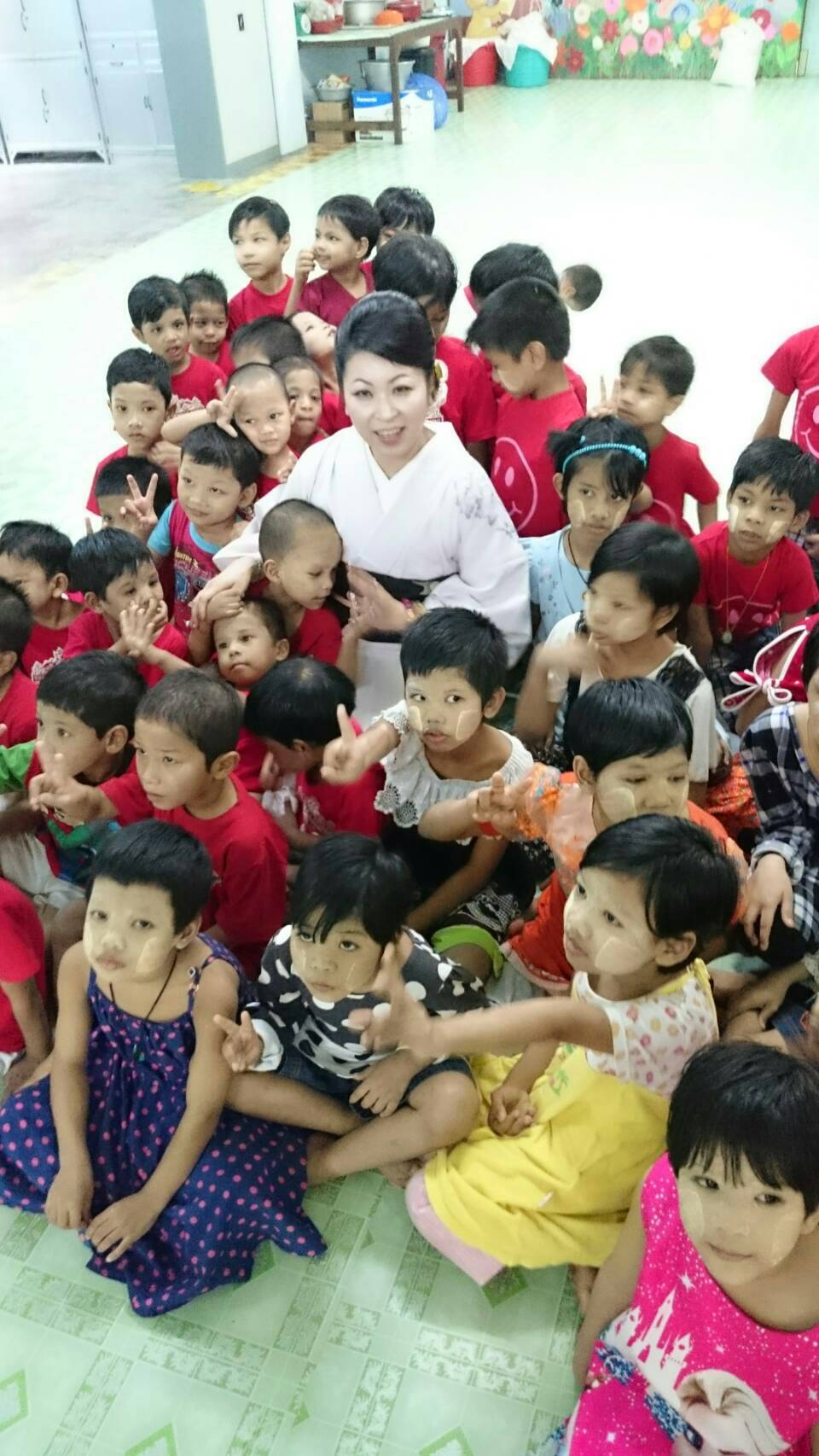 多くの子供たちに囲まれて交流する様子